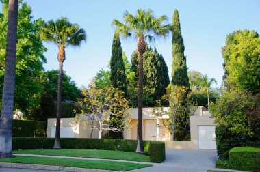 İçindedir ve Bahçe yolu ile ev