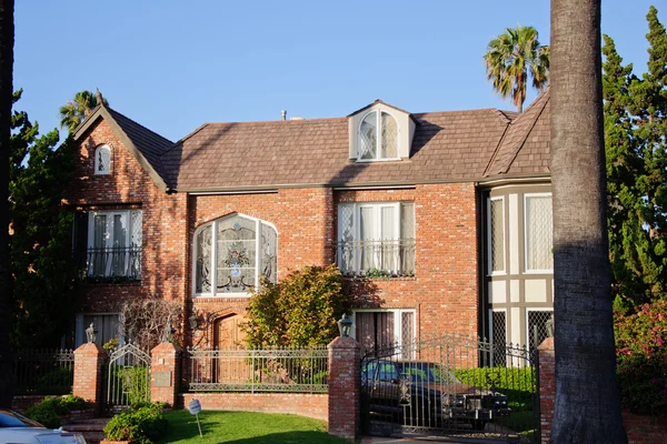 Casa con cortile e giardino — Foto Stock