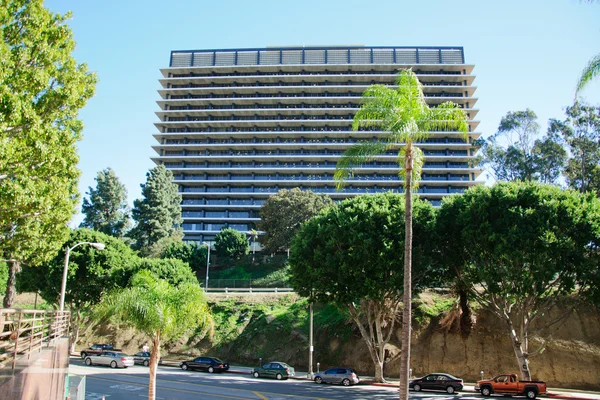 Parco cittadino con un moderno background edilizio a Los Angeles — Foto Stock