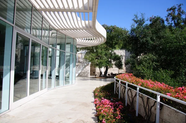 Jardín paisajístico con mesas de comedor — Foto de Stock