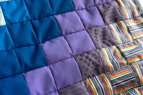 Violet foltozó takaró töredék, színes kézzel készített etnikai takaró. — Stock Fotó