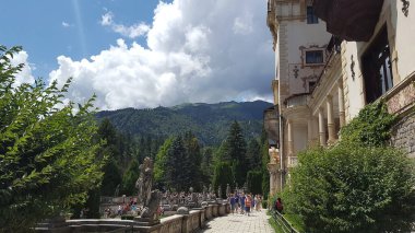 Sinaia, Romanya - 26 Temmuz 2017: Romanya 'nın Sinaia kentindeki ünlü kraliyet kalesi Peles.