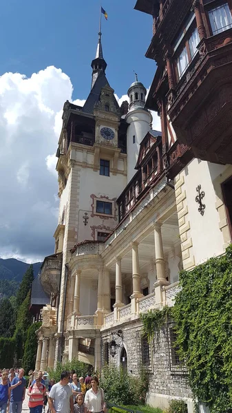 Sinaia, Romanya - 26 Temmuz 2017: Romanya 'nın Sinaia kentindeki ünlü kraliyet kalesi Peles.