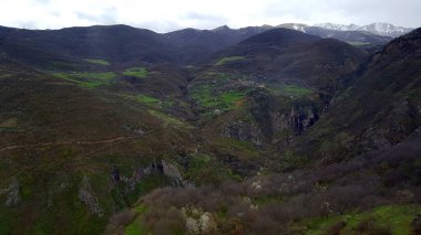 Tatev bölgesinde doğa. Ermenistan 'daki dağ manzarası.