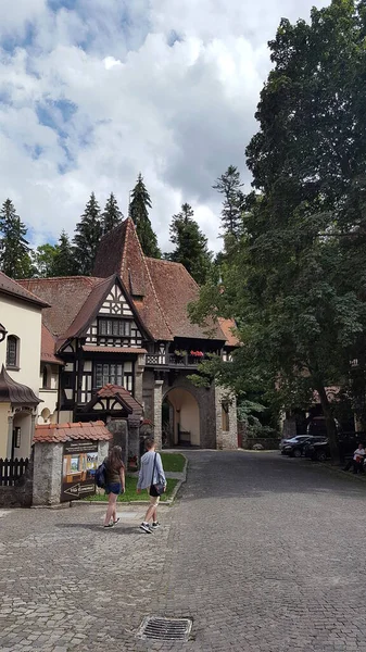 Sinaia, Romanya - 26 Temmuz 2017: Romanya 'nın Sinaia kentindeki Kraliyet Kalesi Peles kompleksi.