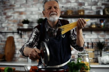 Son sınıf öğrencisi elinde spagetti tutuyordu.