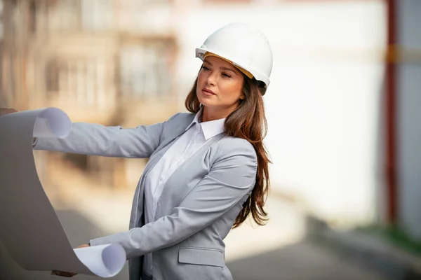 Joven Arquitecta Ropa Formal Con Plan Papel — Foto de Stock