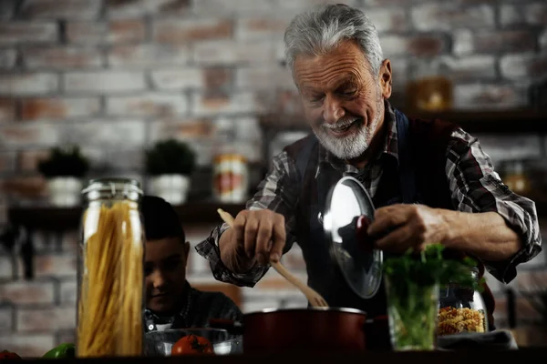 Sonriente Hombre Mayor Cocina Nieto Viendo — Foto de Stock