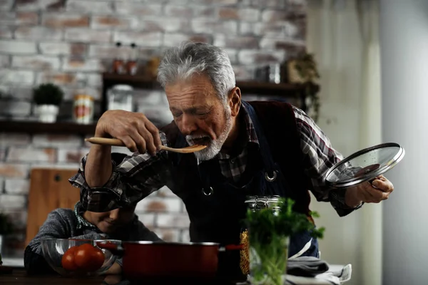 Vovô Feliz Neto Cozinhar Cozinha Homem Degustação Molho Espátula — Fotografia de Stock