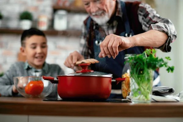 Χαρούμενος Παππούς Και Εγγονός Μαγείρεμα Στην Κουζίνα Ζεστό Τηγάνι Πρώτο — Φωτογραφία Αρχείου