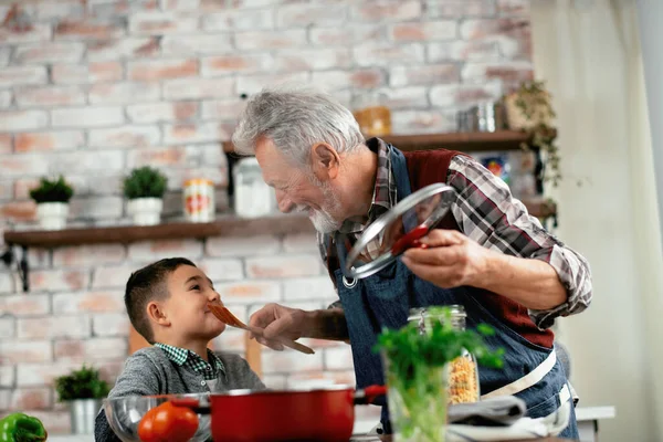 Feliz Abuelo Nieto Cocinando Cocina Hombre Dando Espátula Nieto Para — Foto de Stock