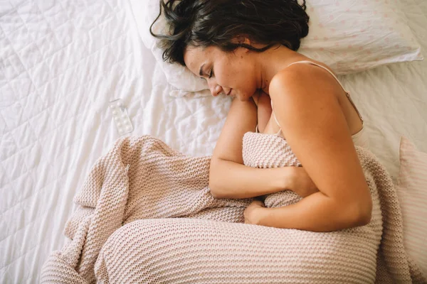 Femme Couchée Sur Lit Dans Douleur Avec Les Yeux Fermés — Photo