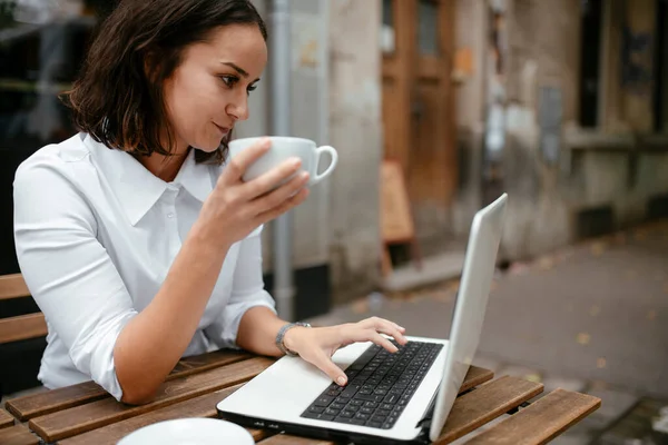 Woman Freelancer Working Laptop Outdoor Cafe Coffee Cup — Stock Photo, Image