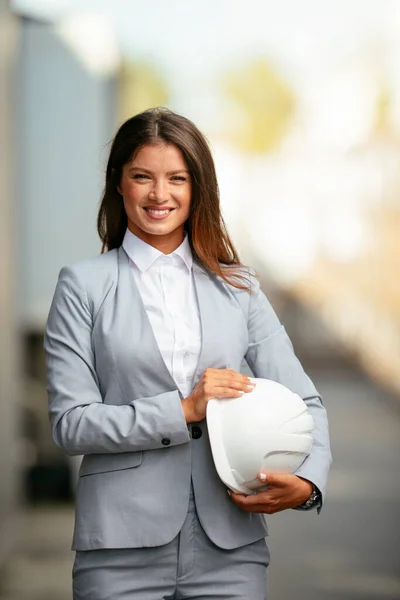 Mulher Sorridente Desgaste Formal Segurando Capacete Branco — Fotografia de Stock