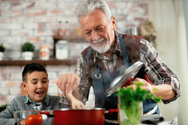 Feliz Abuelo Nieto Cocinando Cocina Revolviendo Una Cacerola — Foto de Stock