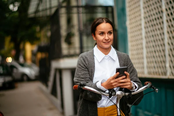 Usmívající Žena Drží Kolo Smartphone Těší — Stock fotografie