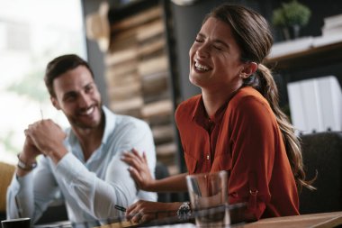 Çiftler restoranda birbirleriyle konuşuyorlar.