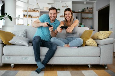 Evde video oyunu oynayan çift 