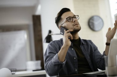 Genç işadamı çalışma sürecinde 