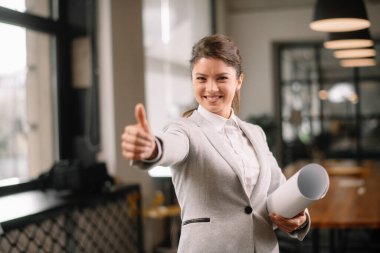 Başarılı iş kadınının portresi. Birlikte çalışma alanındaki güzel iş kadını..