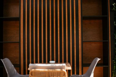 Ahşap elementlerle modern restoran iç görünümü