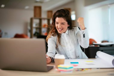 Ofiste proje üzerinde çalışan güzel bir genç kadın.