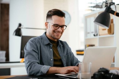 Genç işadamı çalışma sürecinde 