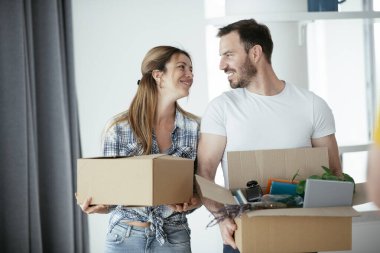 Erkek arkadaşı ve kız arkadaşı bir daireye taşınıyorlar. Genç çift eşyalarını boşaltıyorlar..