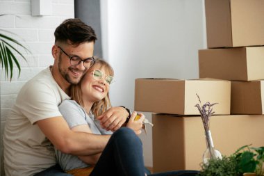 Karı ve kocanın yeni dairelerinin anahtarını tuttukları yakın plan..