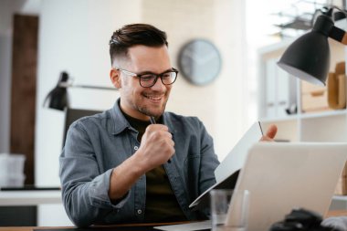 Genç işadamı çalışma sürecinde 