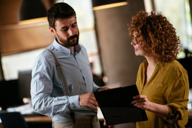 neşeli meslektaşlar projeyi tartışıyor