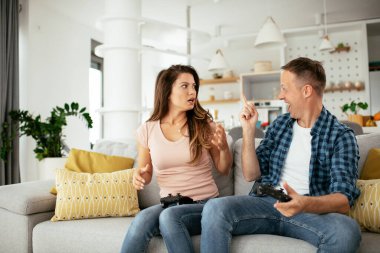 Karı koca evde video oyunu oynarken eğleniyorlar..