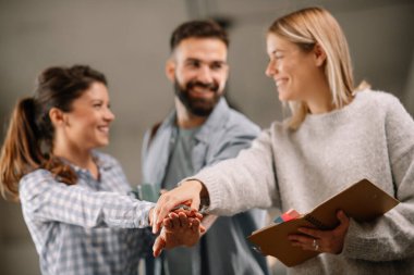 Modern açık uzay ofisinde sıradan iş adamlarından oluşan bir grup. İş kadınları ve işadamları yeni proje hakkında konuşuyor.