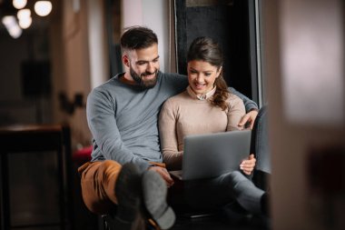 Birbirine aşık genç bir çift birlikte vakit geçirip dizüstü bilgisayarda film izliyorlar.