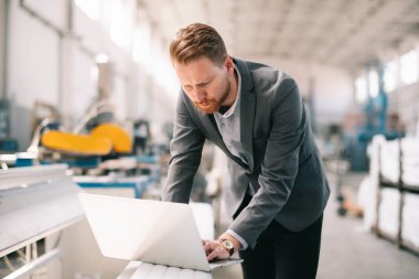 Fabrika müdürü imalat teftişinde. Endüstriyel çevredeki adam.