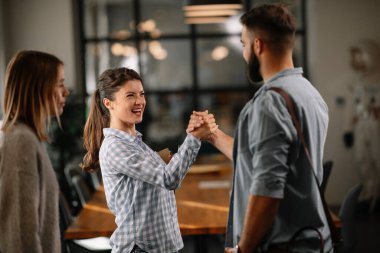 İşadamları ofiste yeni bir iş projesi üzerinde tartışıyorlar.