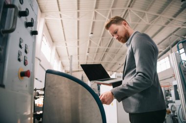 Fabrika müdürü imalat teftişinde. Endüstriyel çevredeki adam.