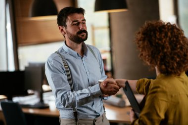 İş arkadaşları ofiste el sıkışıyor 