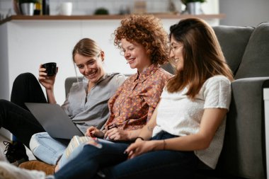 Ofiste konuşan ve gülen kızlar. Ofiste kahve içen güzel kadınlar