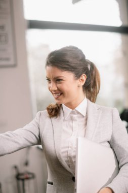 Güzel bir iş kadınının el sıkışırken portresi.