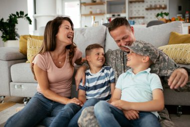 Mutlu aile kanepede birlikte vakit geçiriyor. 