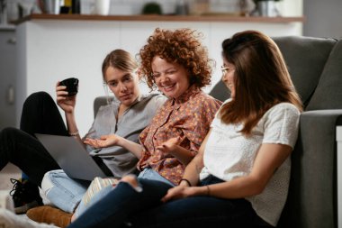 Ofiste konuşan ve gülen kızlar. Ofiste kahve içen güzel kadınlar