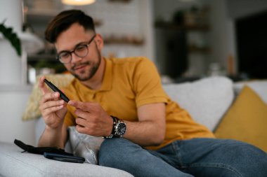 Diyabetli adam evde tükenmez kalemle kan örneği alıyor..