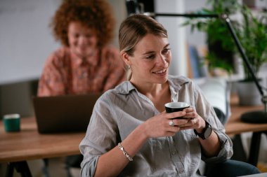 Ofiste telefonu kullanan genç ve güzel bir iş kadını.