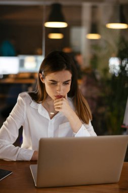 Ofiste çalışan genç bir iş kadını.