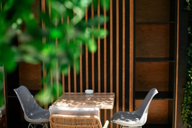 Ahşap elementlerle modern restoran iç görünümü