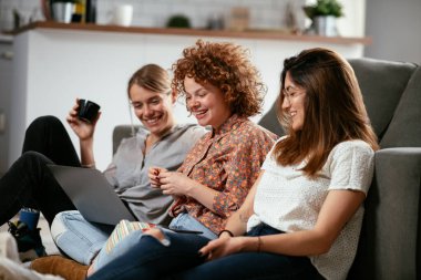 Ofiste kız arkadaşlar konuşuyor ve gülüyor. Ofiste kahve içen güzel kadınlar