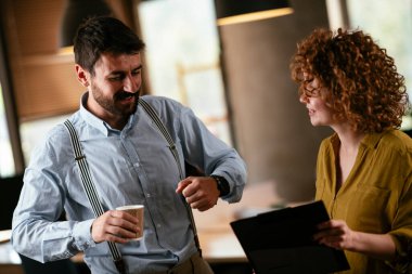 neşeli meslektaşlar projeyi tartışıyor