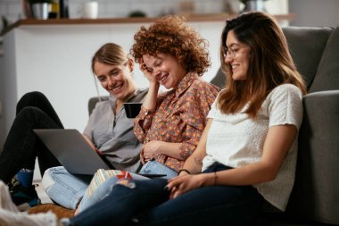 Ofiste konuşan ve gülen kızlar. Ofiste kahve içen güzel kadınlar