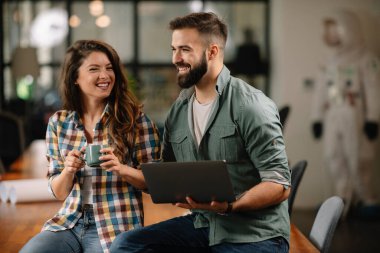 Pozitif meslektaşlar ofiste sohbet ediyorlar 